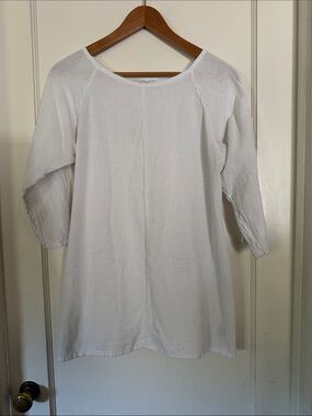 Classic White Women's Tunic Top with Three-Quarter Sleeves